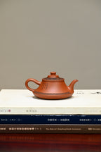 云炉·全手工 /容量190cc/原矿红清水 壶身上窄下宽，壶底如同一个盘子与壶身相接，相交处可见一条腰线，力蕴十足