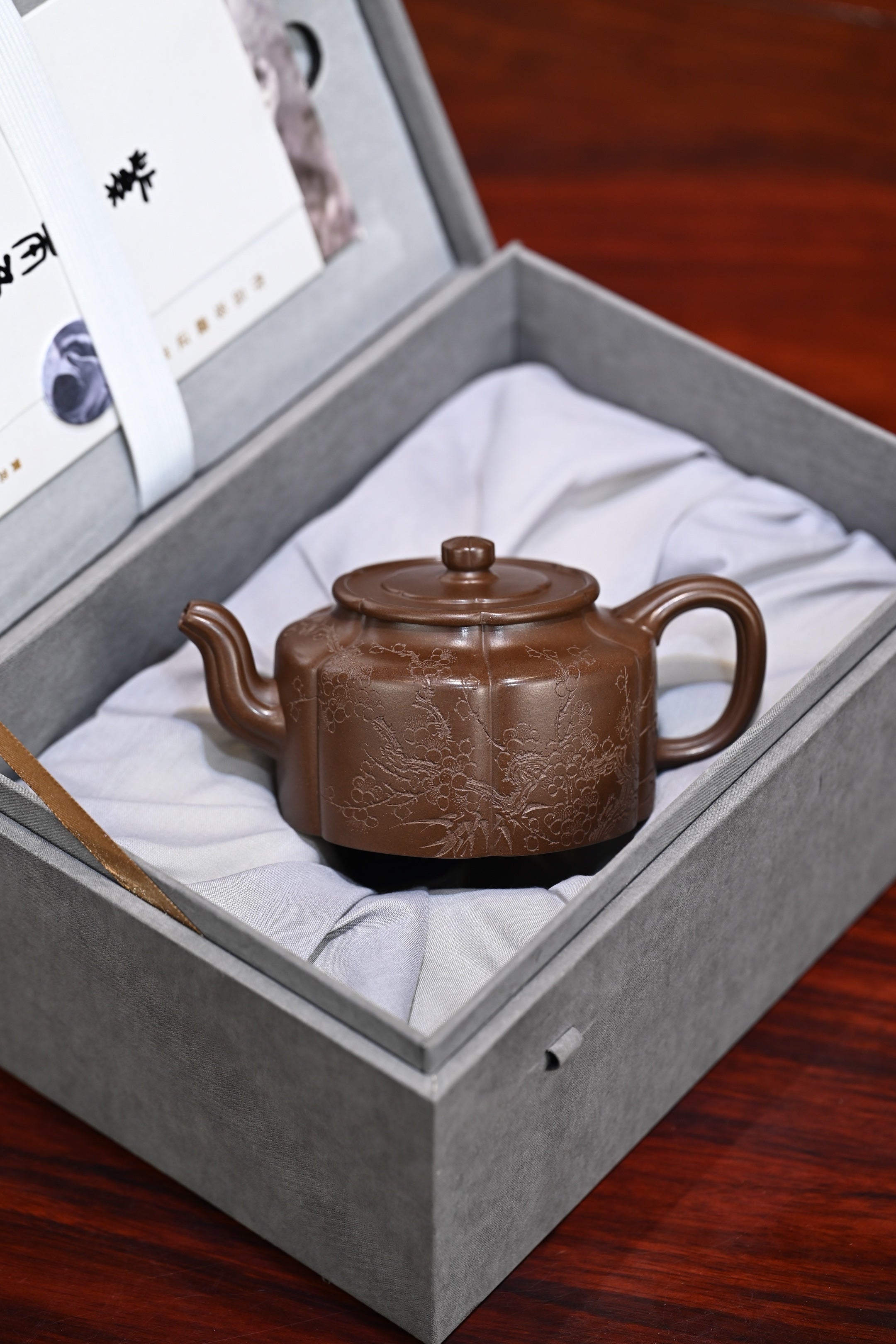 梅花周盘·全手工/容量330cc/极品紫泥 于梅花抽象中得灵感。从壶盖到壶身由六片筋纹一气呵成