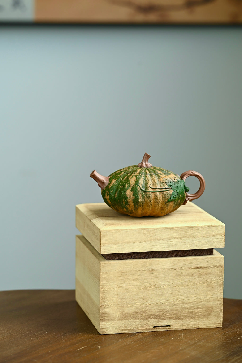 瓜语·全手工 /顶尖花器高手权世杰作品 /容量230cc/极品段泥 以瓜形为壶体，瓜柄为壶盖，瓜藤为壶把，叶脉藤纹