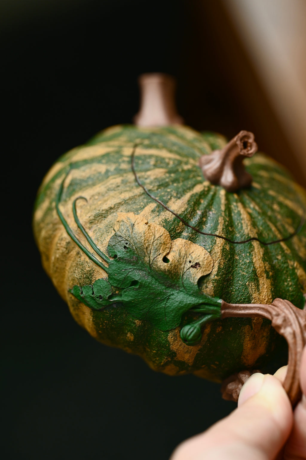 瓜语·全手工 /顶尖花器高手权世杰作品 /容量230cc/极品段泥 以瓜形为壶体，瓜柄为壶盖，瓜藤为壶把，叶脉藤纹