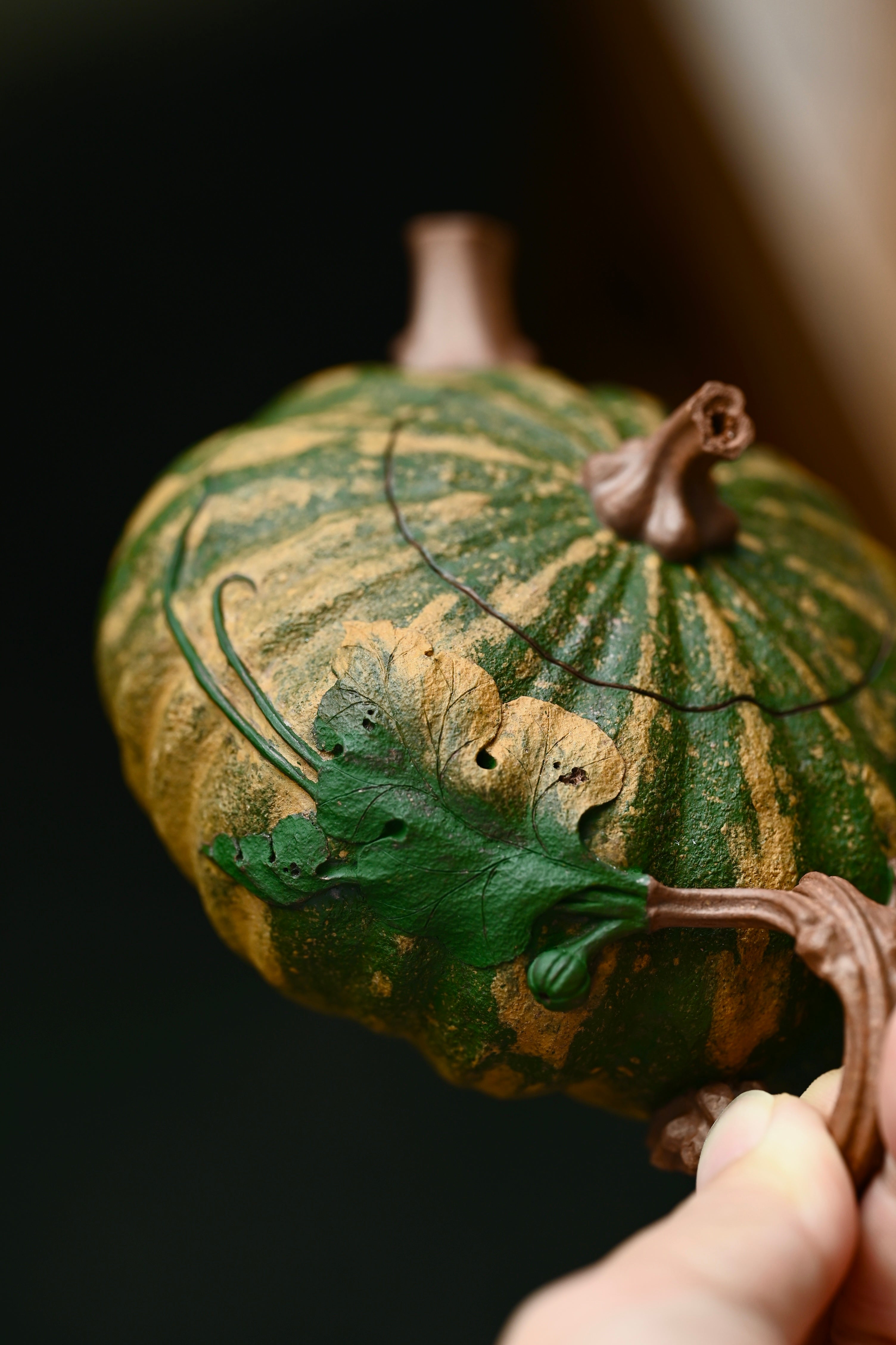 瓜语·全手工 /顶尖花器高手权世杰作品 /容量230cc/极品段泥 以瓜形为壶体，瓜柄为壶盖，瓜藤为壶把，叶脉藤纹