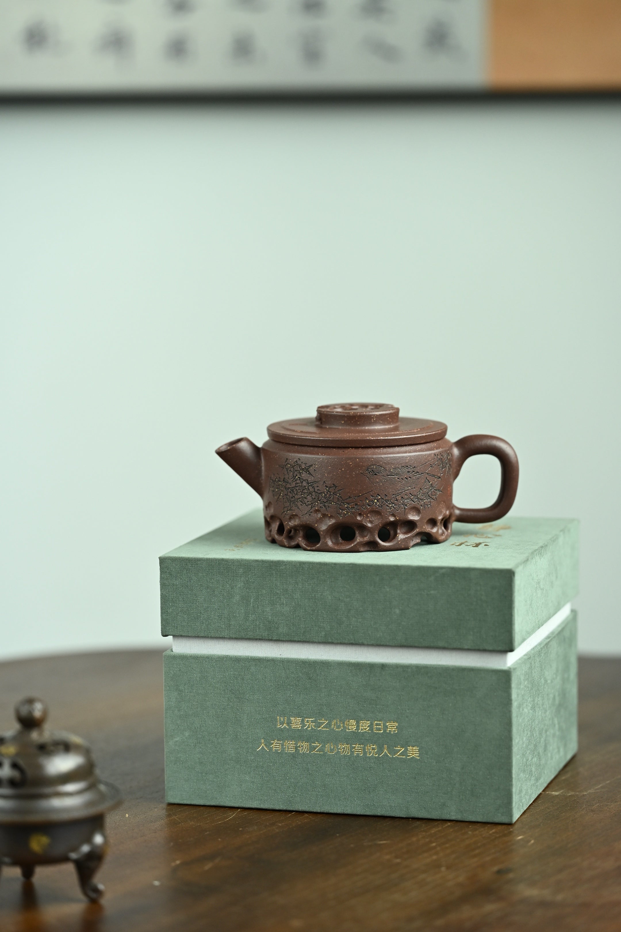 汉瓦·太湖石·全手工/陶刻大赛金奖李建军作品 /容量200cc/原矿紫玉金砂 以‮典经‬汉瓦为原型，将太湖石融入紫砂创作