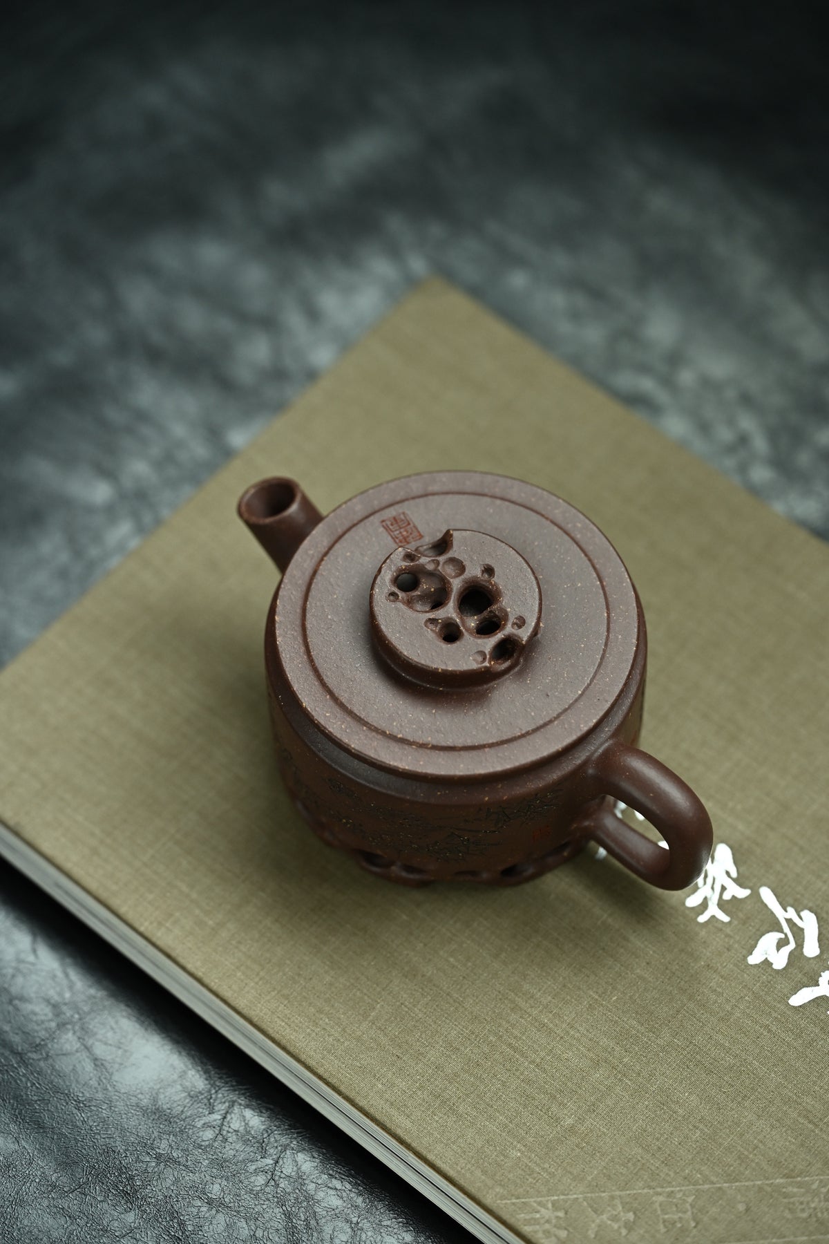 汉瓦·太湖石·全手工/陶刻大赛金奖李建军作品 /容量200cc/原矿紫玉金砂 以‮典经‬汉瓦为原型，将太湖石融入紫砂创作