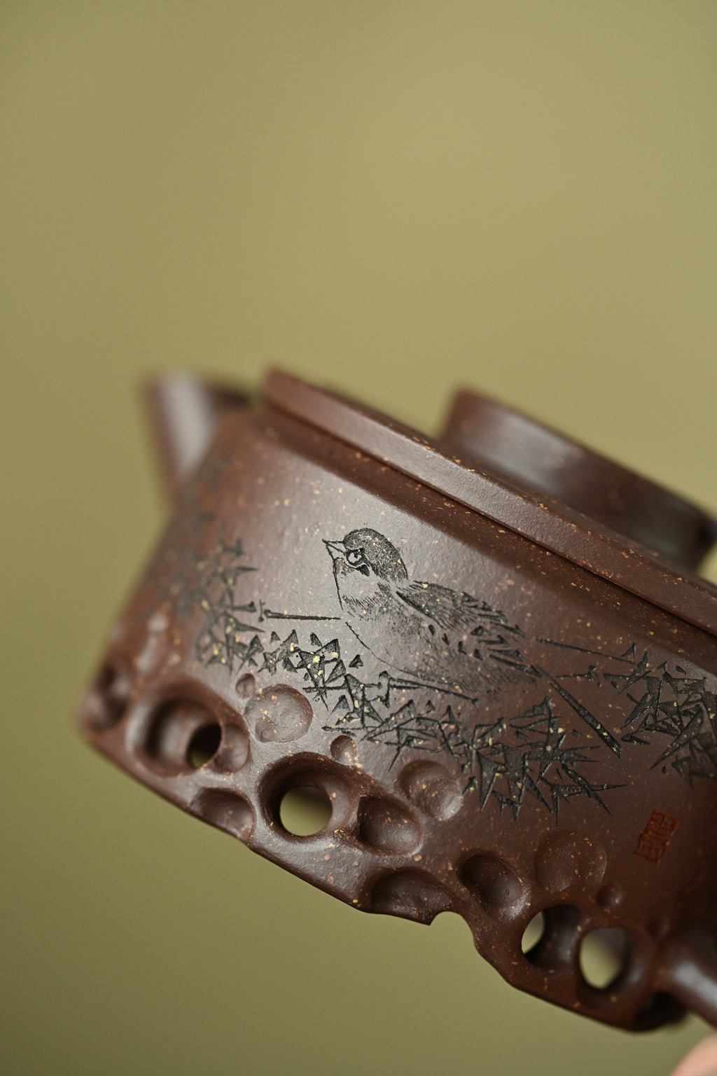 汉瓦·太湖石·全手工/陶刻大赛金奖李建军作品 /容量200cc/原矿紫玉金砂 以‮典经‬汉瓦为原型，将太湖石融入紫砂创作