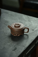 汉瓦·太湖石·全手工/陶刻大赛金奖李建军作品 /容量200cc/原矿紫玉金砂 以‮典经‬汉瓦为原型，将太湖石融入紫砂创作