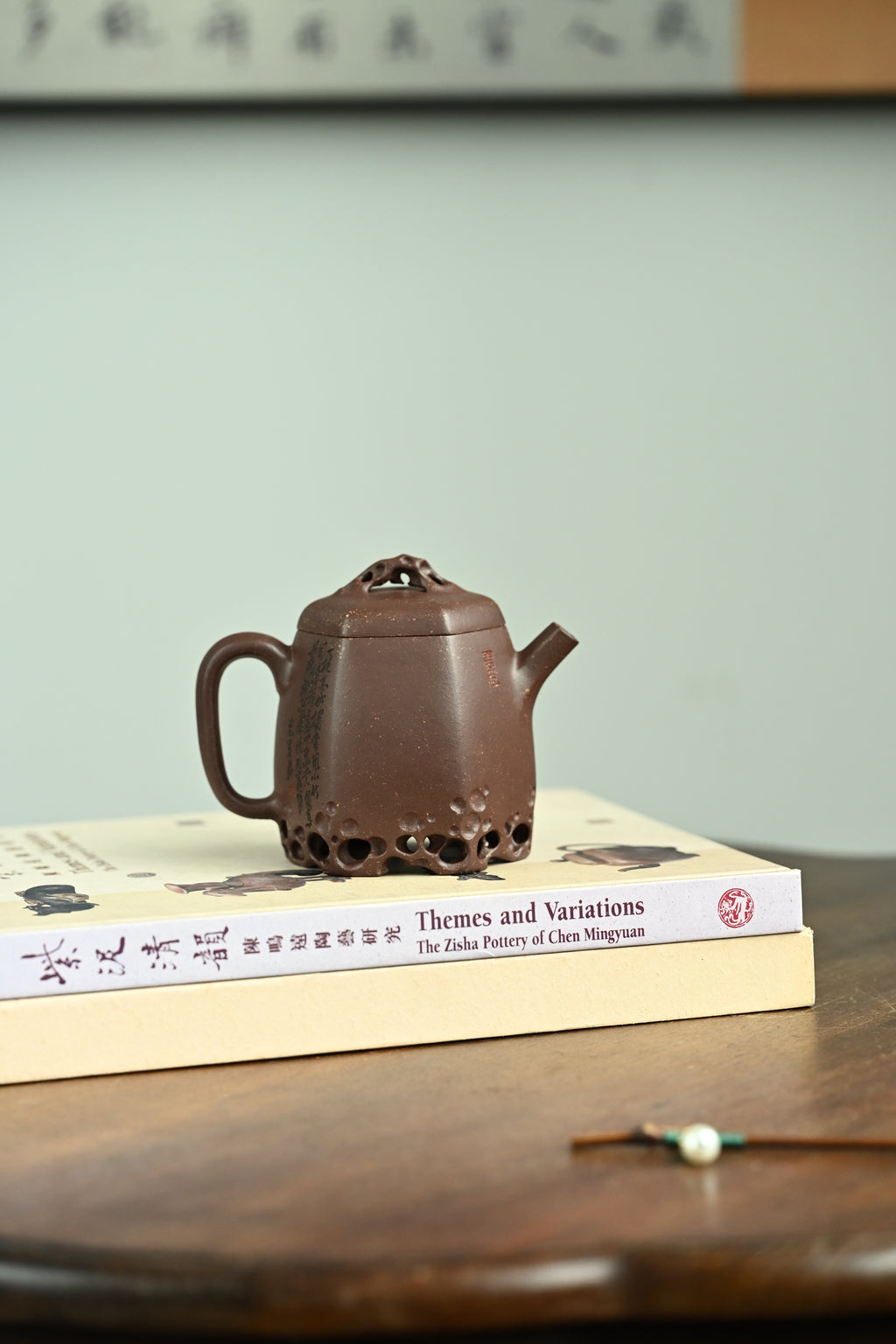 秦权·太湖石·全手工 /陶刻大赛金奖李建军作品 /容量260cc/原矿紫玉金砂 壶形似钟，均匀六分，线面过渡清晰自然