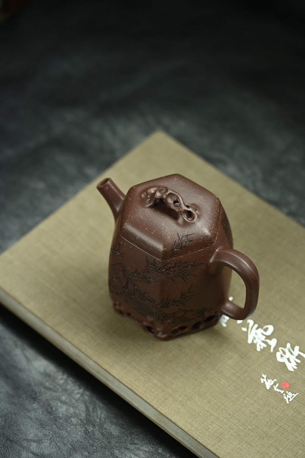秦权·太湖石·全手工 /陶刻大赛金奖李建军作品 /容量260cc/原矿紫玉金砂 壶形似钟，均匀六分，线面过渡清晰自然