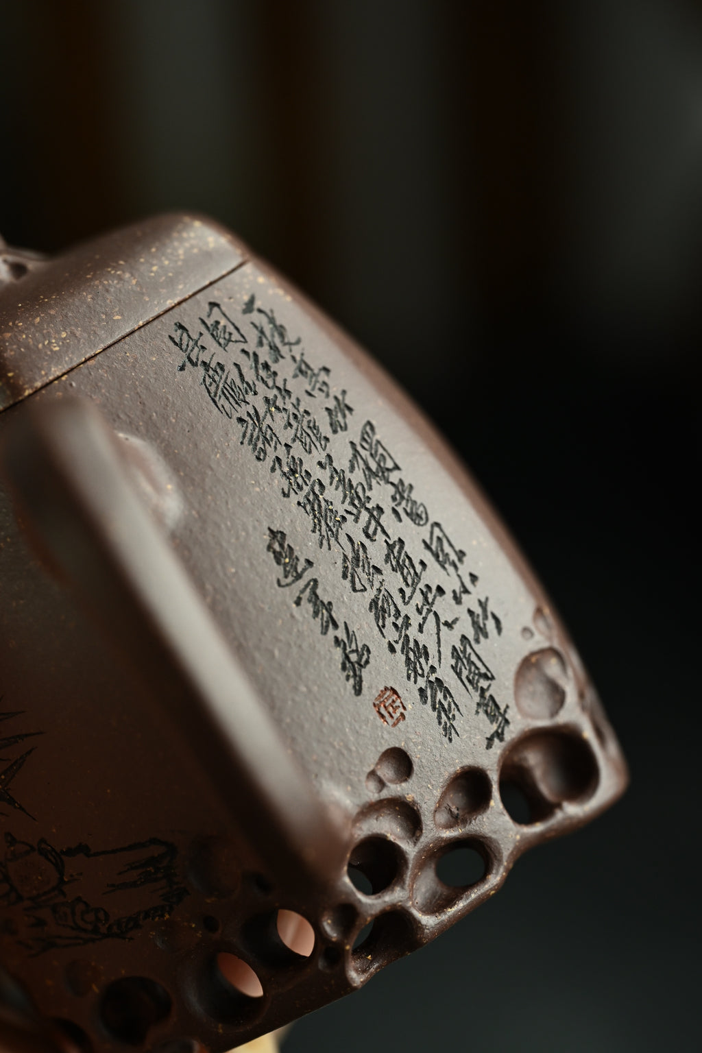 秦权·太湖石·全手工 /陶刻大赛金奖李建军作品 /容量260cc/原矿紫玉金砂 壶形似钟，均匀六分，线面过渡清晰自然