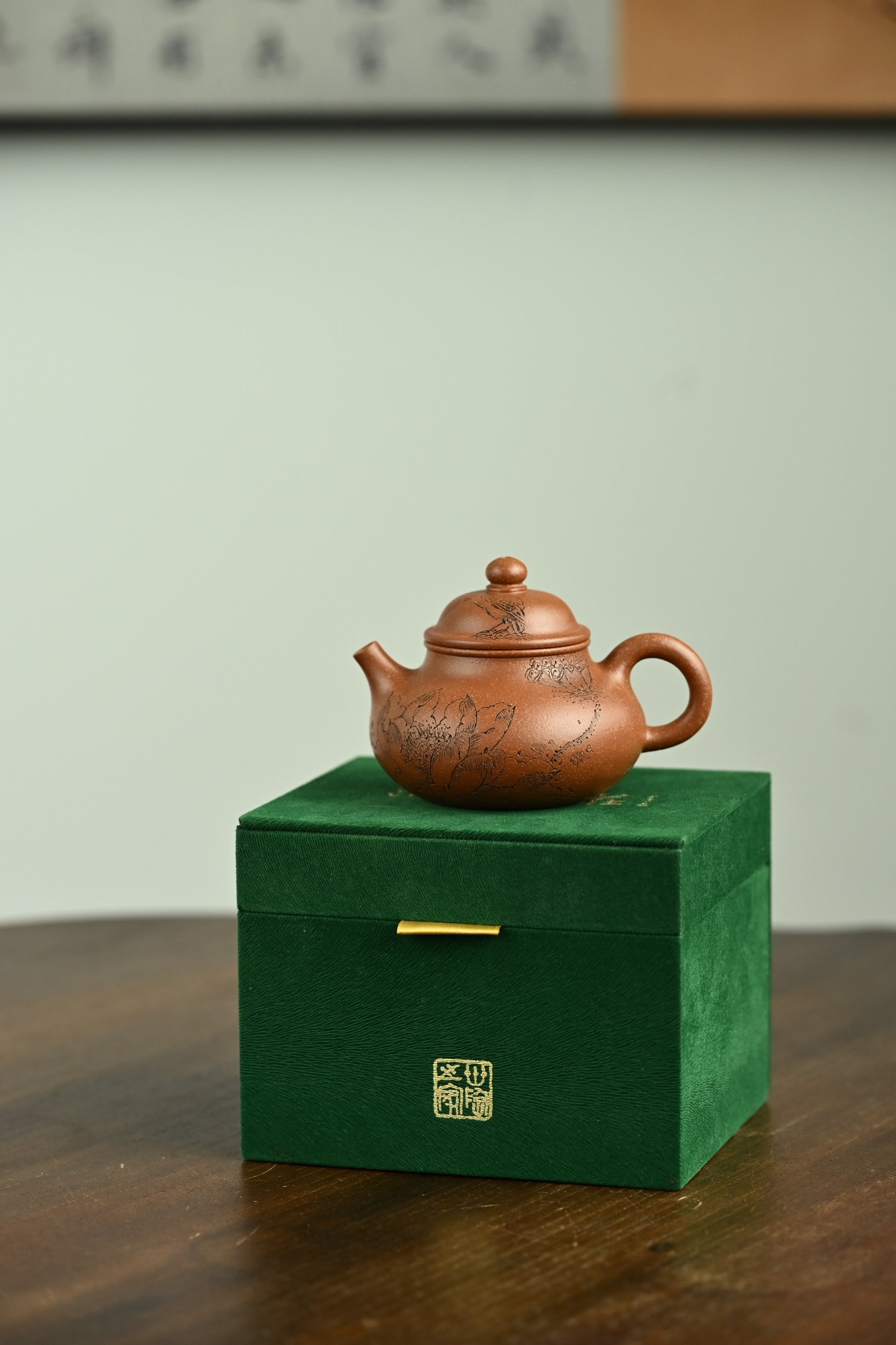 容天·清丽荷塘·全手工 /陶刻大赛金奖李建军作品 /容量120cc/原矿桂花砂 壶身饱满圆容，恰如人的内心，大肚能容常人难容之事