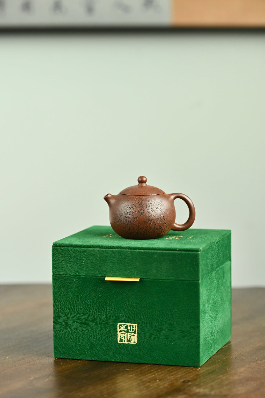 西施·国色天香·全手工 /陶刻大赛金奖李建军作品 /容量80cc/原矿沉香泥 凝练简约，利落而不失典雅，盈盈一握、静若凡华，好似浑然天成