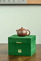 西施·国色天香·全手工 /陶刻大赛金奖李建军作品 /容量80cc/原矿沉香泥 凝练简约，利落而不失典雅，盈盈一握、静若凡华，好似浑然天成