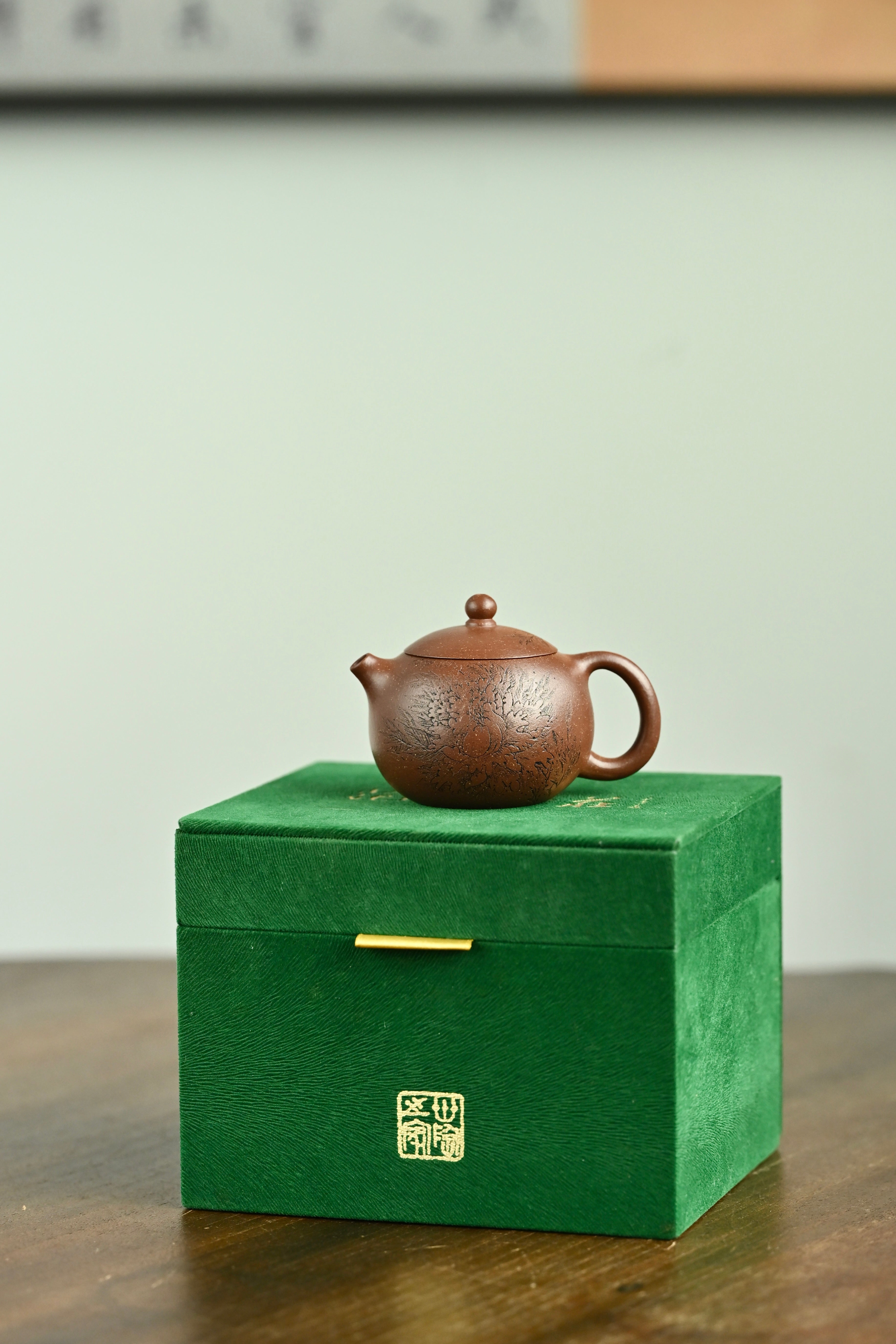 西施·国色天香·全手工 /陶刻大赛金奖李建军作品 /容量80cc/原矿沉香泥 凝练简约，利落而不失典雅，盈盈一握、静若凡华，好似浑然天成