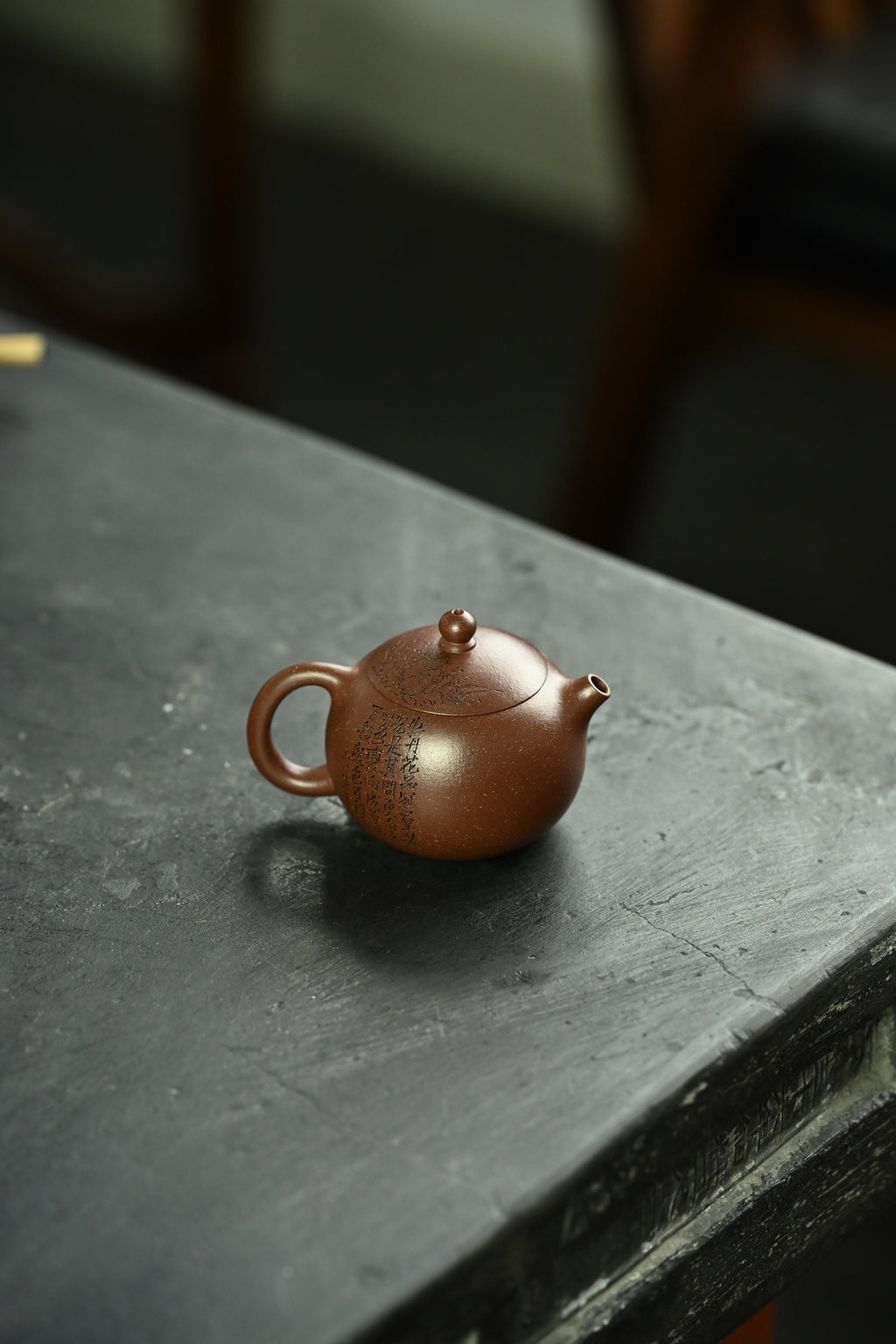 西施·国色天香·全手工 /陶刻大赛金奖李建军作品 /容量80cc/原矿沉香泥 凝练简约，利落而不失典雅，盈盈一握、静若凡华，好似浑然天成