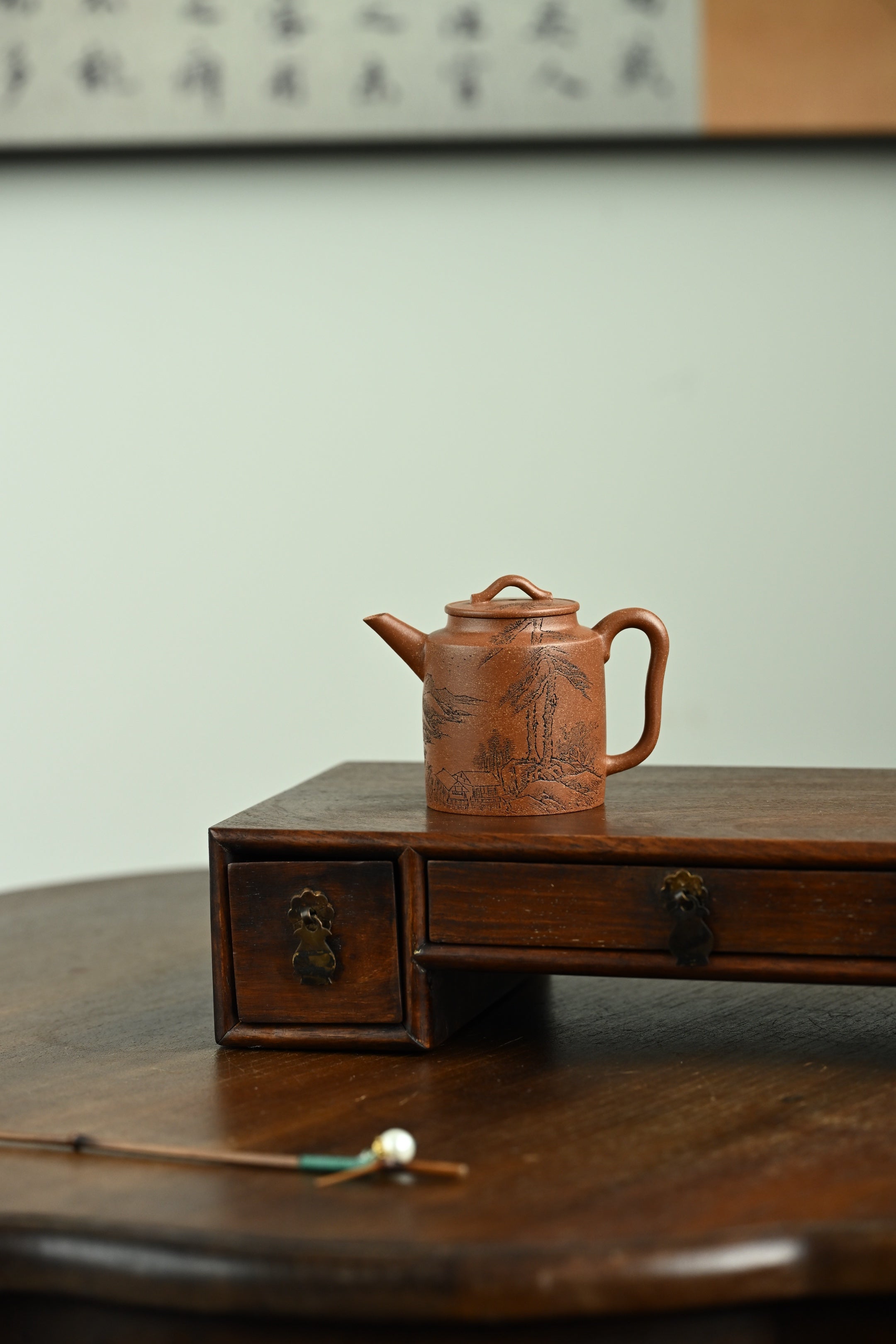 汲直·全手工/陶刻大赛金奖李建军作品/容量150cc/原矿桂花砂 壶身呈直筒式，折肩、短颈、扣把宛若耳状，直线与曲线的对比明显