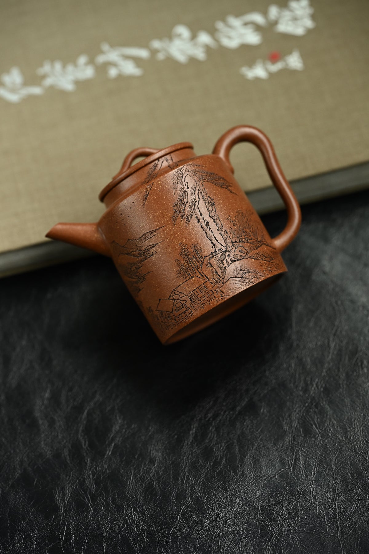 汲直·全手工/陶刻大赛金奖李建军作品/容量150cc/原矿桂花砂 壶身呈直筒式，折肩、短颈、扣把宛若耳状，直线与曲线的对比明显