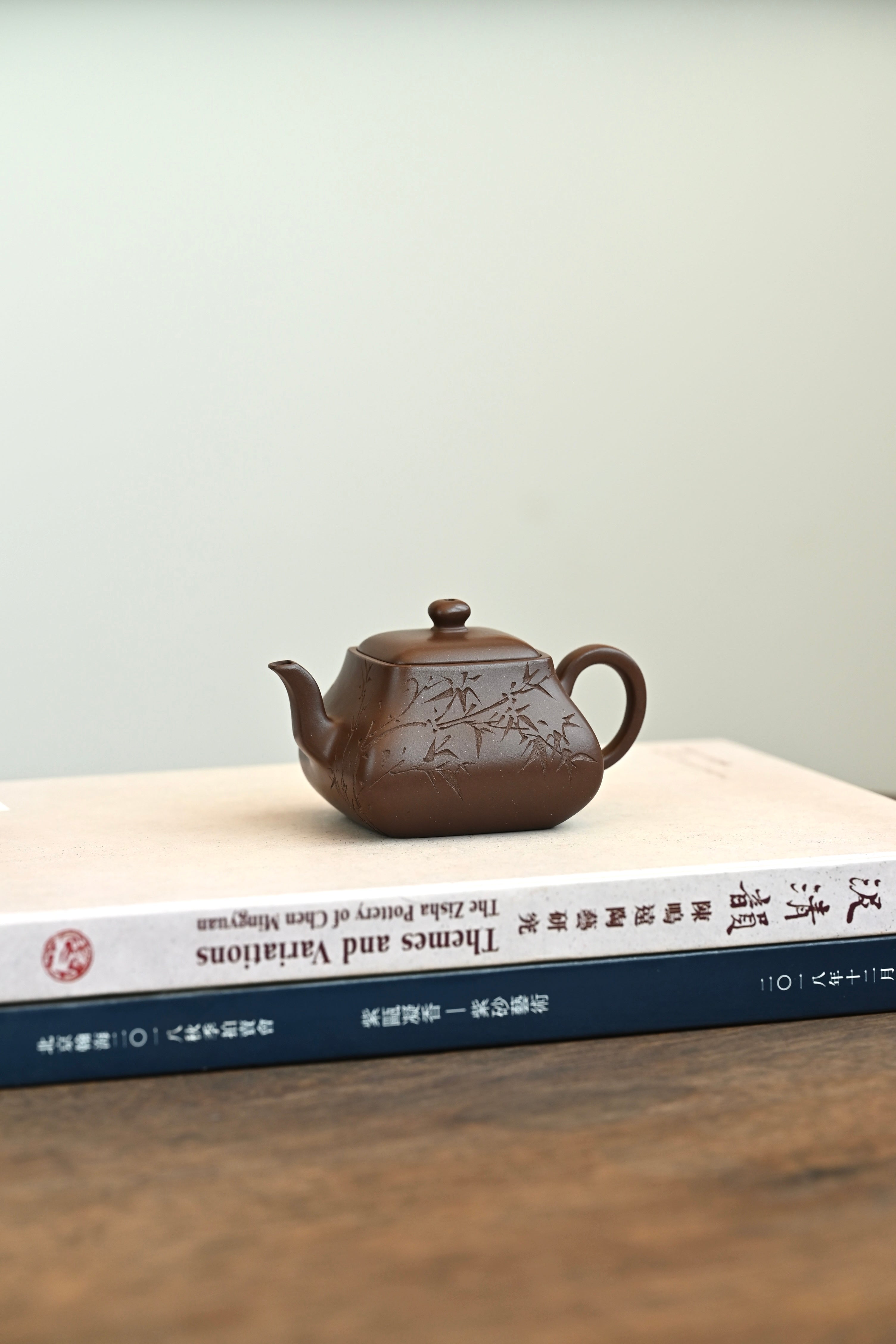 云亭·全手工/容量130cc/家藏老紫泥 耳形壶鋬，四方形体线面挺括有力，线条与壶体