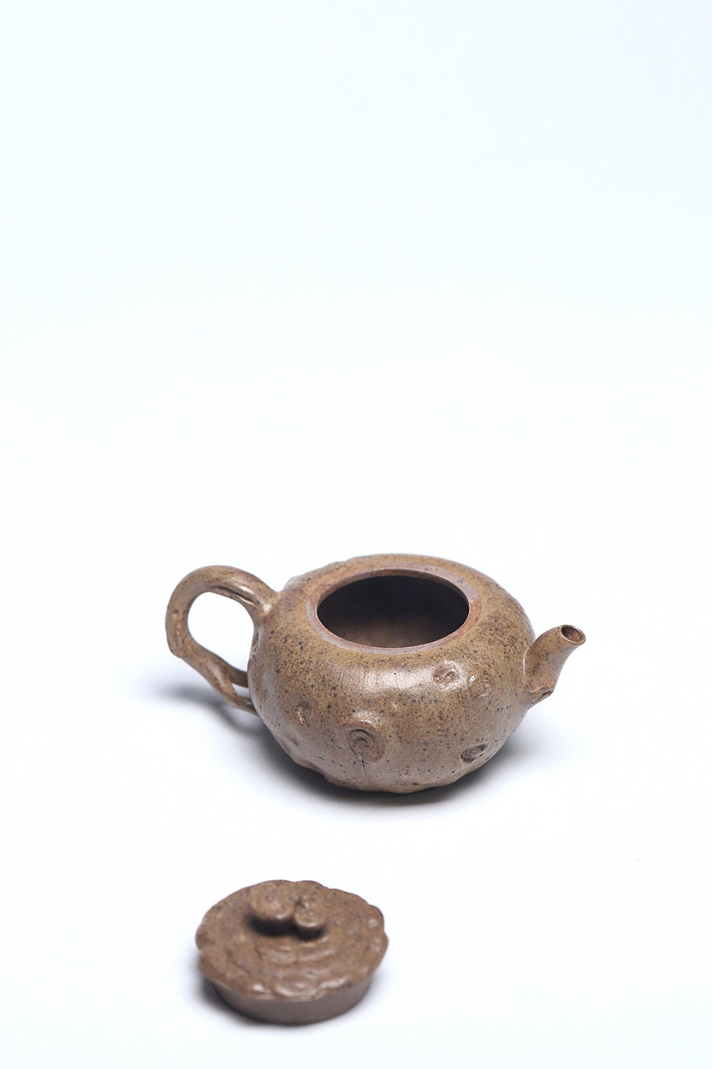 国大、省大重器推荐！！ 《灵芝供春》 作者简介：李玮 中国陶瓷设计艺术大师 江苏省陶瓷艺术大师海庚老段泥龙窑柴烧，190cc，内推球孔出水