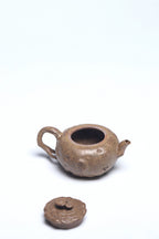 国大、省大重器推荐！！ 《灵芝供春》 作者简介：李玮 中国陶瓷设计艺术大师 江苏省陶瓷艺术大师海庚老段泥龙窑柴烧，190cc，内推球孔出水