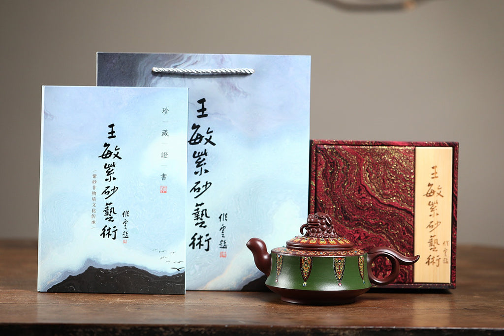《璀璨》 王敏 正高级工艺美术师 江苏省工艺美术协会会员 中国民间工艺美术协会会员 作品简介：原矿88年景舟老茄皮紫泥，470cc，菱形9孔出水