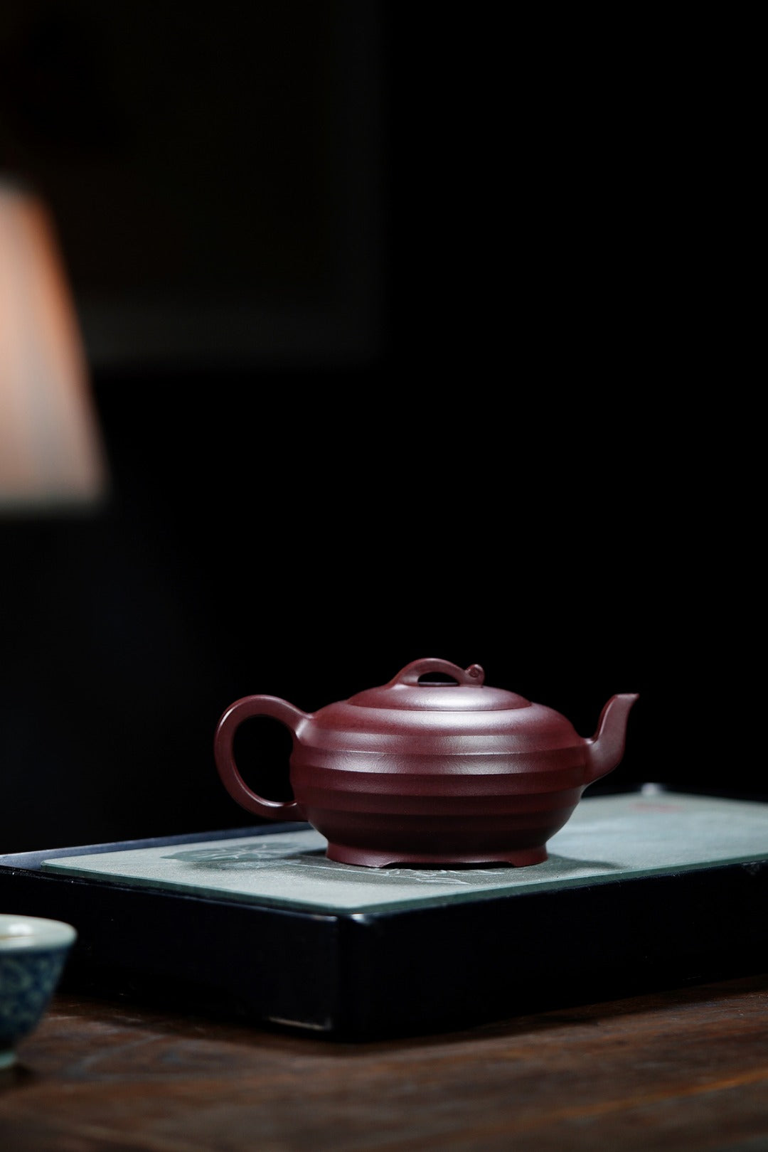 《线韵如意》 作者简介：高建中 研究员级高级工艺美术师 正高级工艺美术师 正高级乡村振兴技艺师 作品简介：原矿老紫泥，300cc，并列9孔出水
