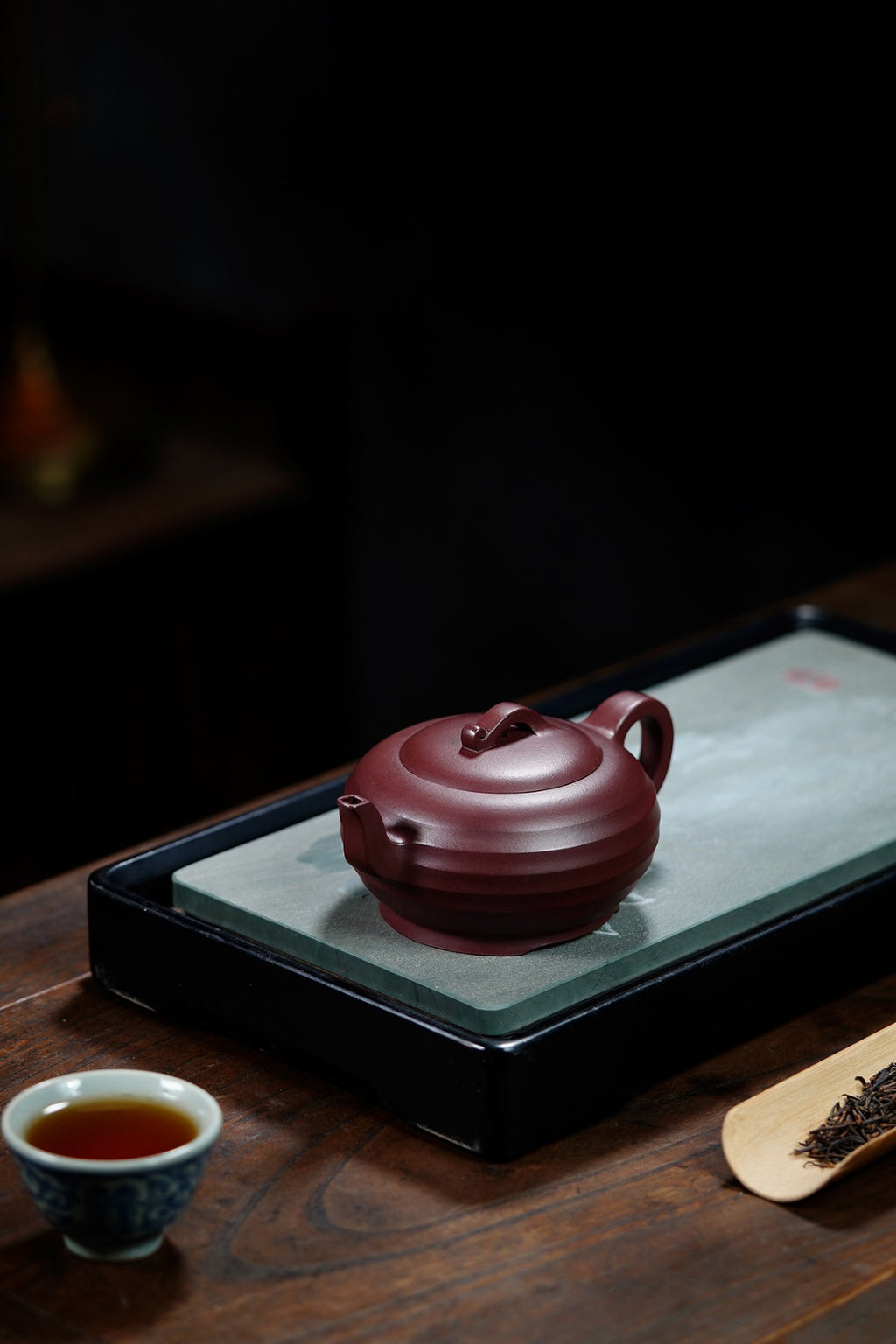 《线韵如意》 作者简介：高建中 研究员级高级工艺美术师 正高级工艺美术师 正高级乡村振兴技艺师 作品简介：原矿老紫泥，300cc，并列9孔出水