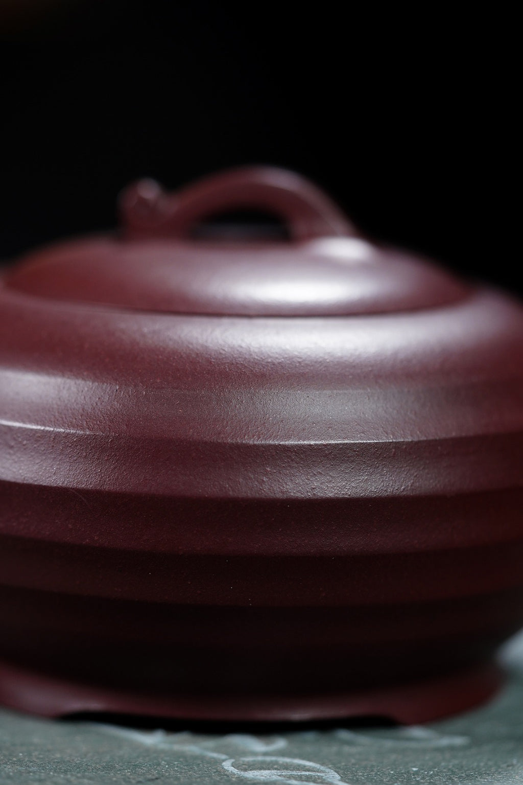 《线韵如意》 作者简介：高建中 研究员级高级工艺美术师 正高级工艺美术师 正高级乡村振兴技艺师 作品简介：原矿老紫泥，300cc，并列9孔出水
