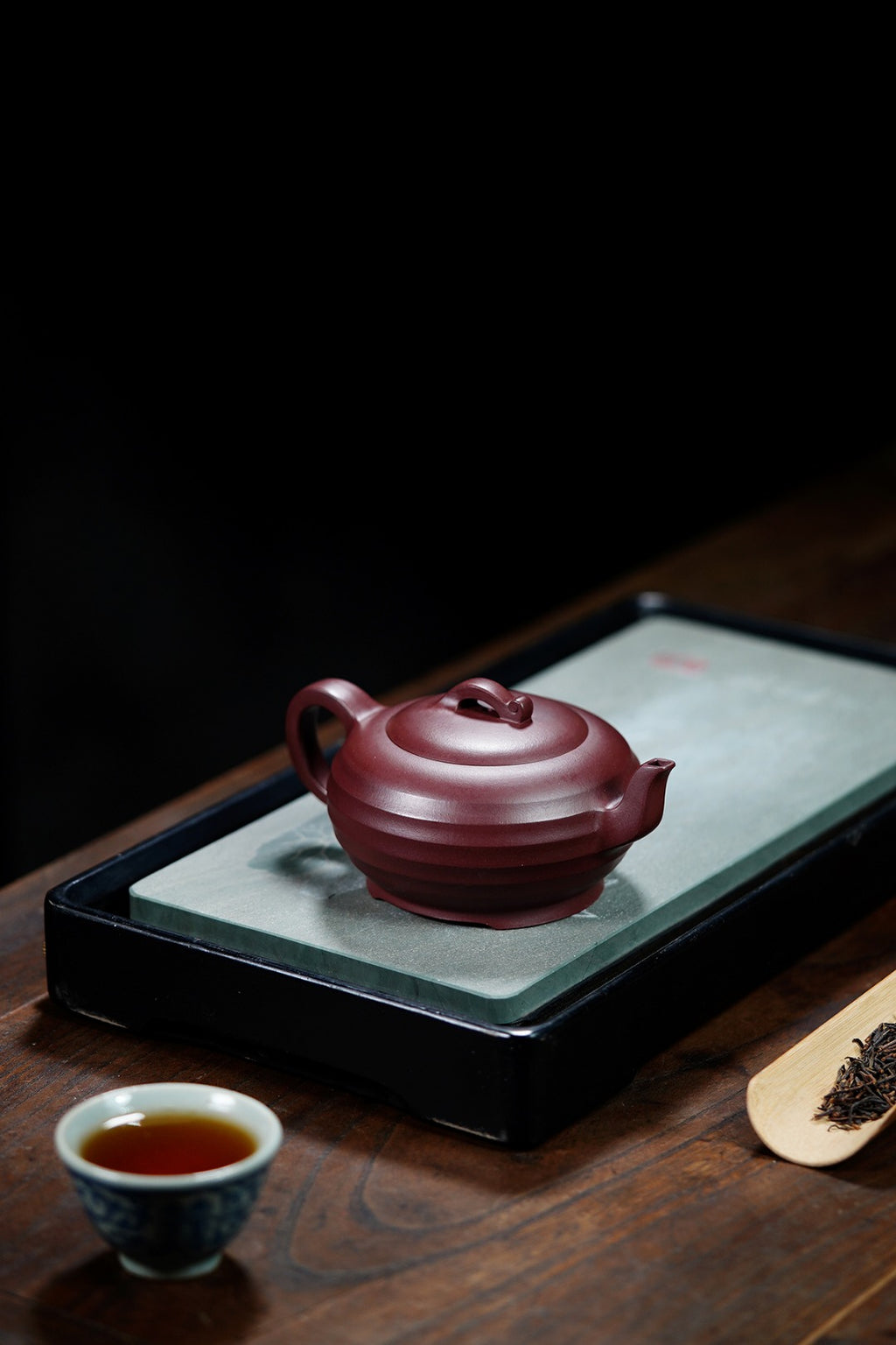 《线韵如意》 作者简介：高建中 研究员级高级工艺美术师 正高级工艺美术师 正高级乡村振兴技艺师 作品简介：原矿老紫泥，300cc，并列9孔出水