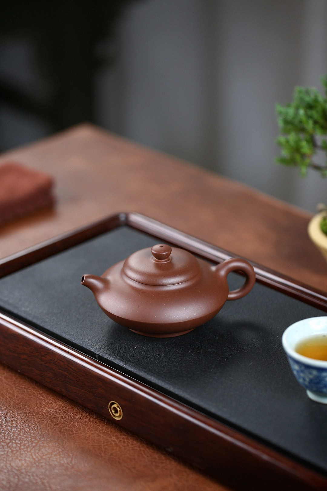 《合欢》 国家级工艺美术师 鲍玉华 原矿文革老紫泥，150cc。 ~合欢壶扁圆形壶钮与壶身颇像，看起来都如同上下对接而成
