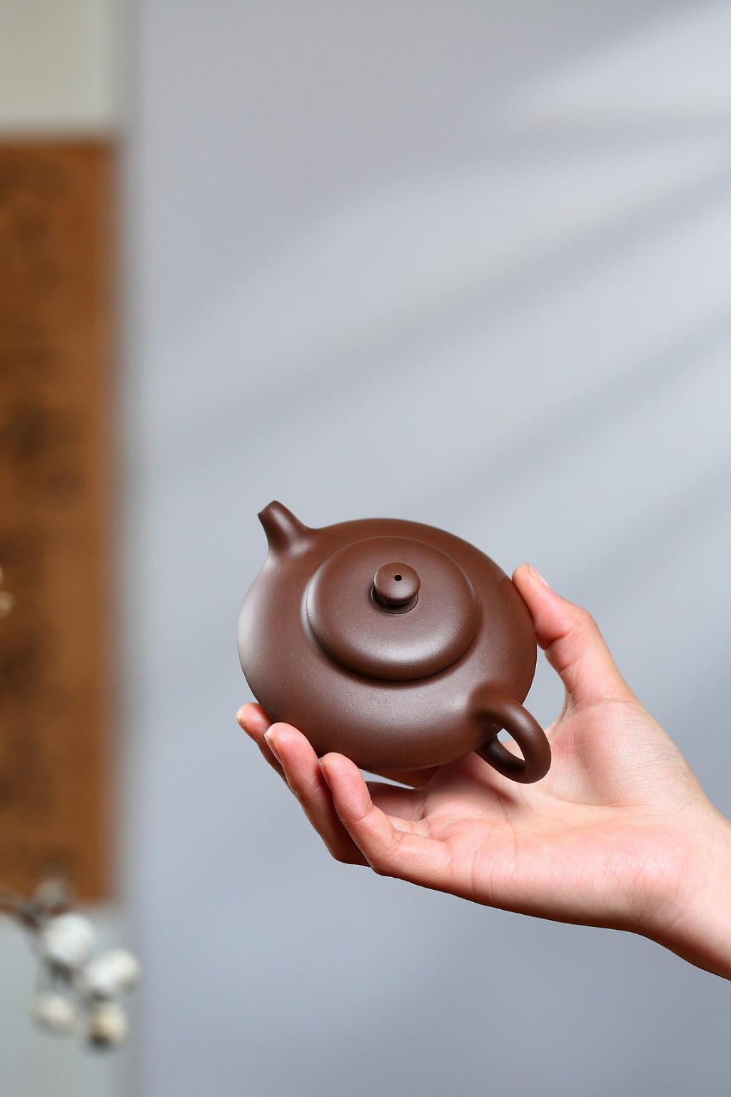 《合欢》 国家级工艺美术师 鲍玉华 原矿文革老紫泥，150cc。 ~合欢壶扁圆形壶钮与壶身颇像，看起来都如同上下对接而成