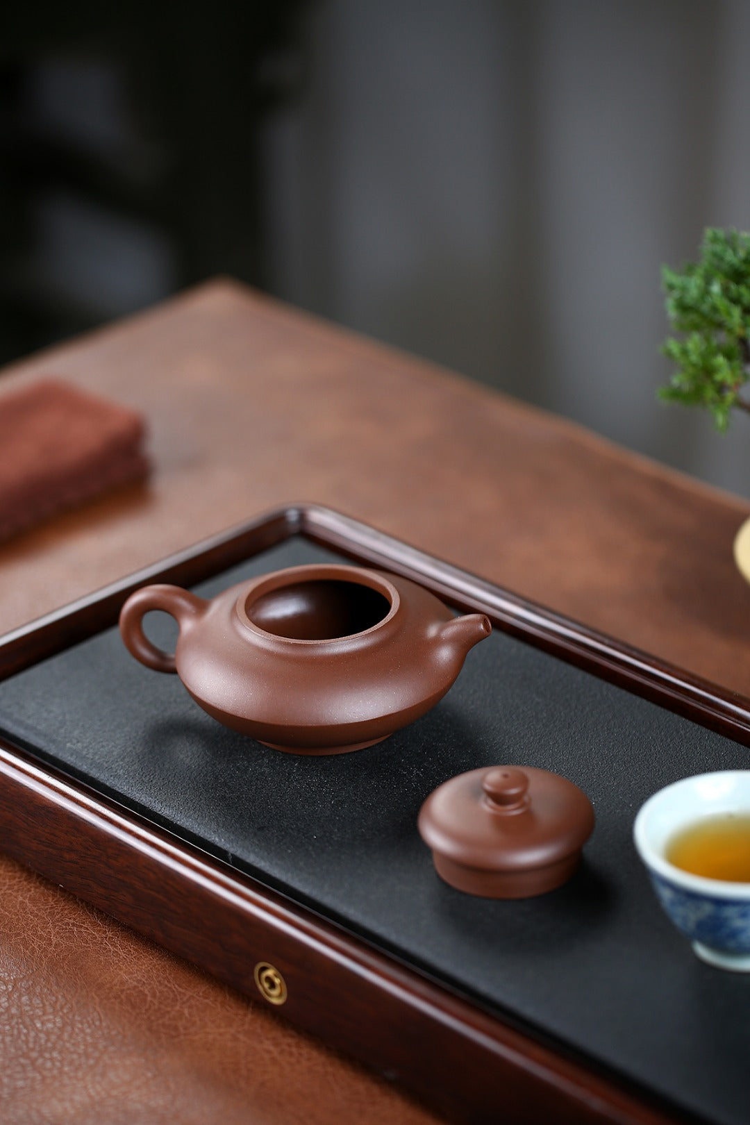 《合欢》 国家级工艺美术师 鲍玉华 原矿文革老紫泥，150cc。 ~合欢壶扁圆形壶钮与壶身颇像，看起来都如同上下对接而成