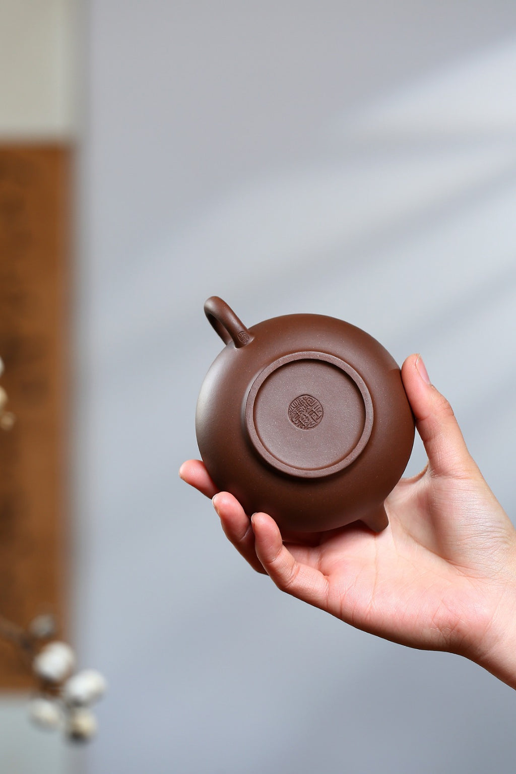 《合欢》 国家级工艺美术师 鲍玉华 原矿文革老紫泥，150cc。 ~合欢壶扁圆形壶钮与壶身颇像，看起来都如同上下对接而成