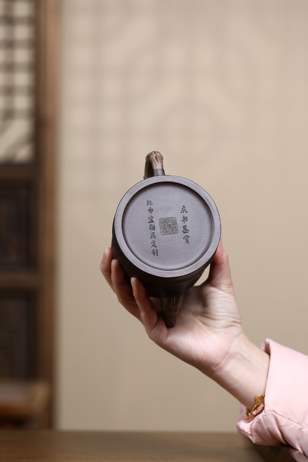《乐在其中》 徐孝奎 1935年生人，92岁紫砂元老，从业77年！！ 原矿顾氏老紫泥，470cc，菱形14孔出水