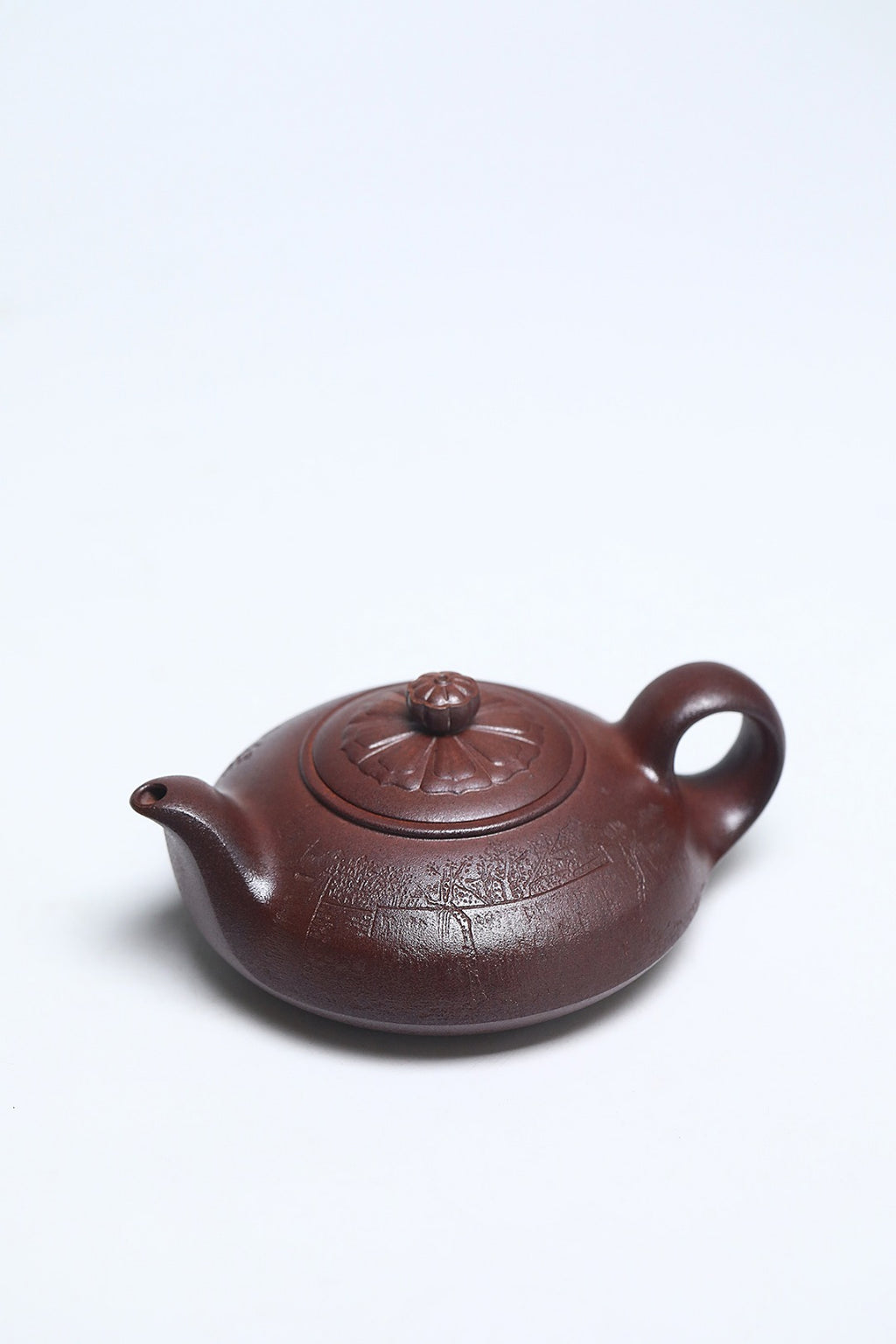 国大、省大重器推荐！！ 《水韵江南》 作者简介：李玮 中国陶瓷设计艺术大师 徐悲鸿吴冠中画院特聘研究员 作品简介：原矿古龙窑胭脂红柴烧，400cc