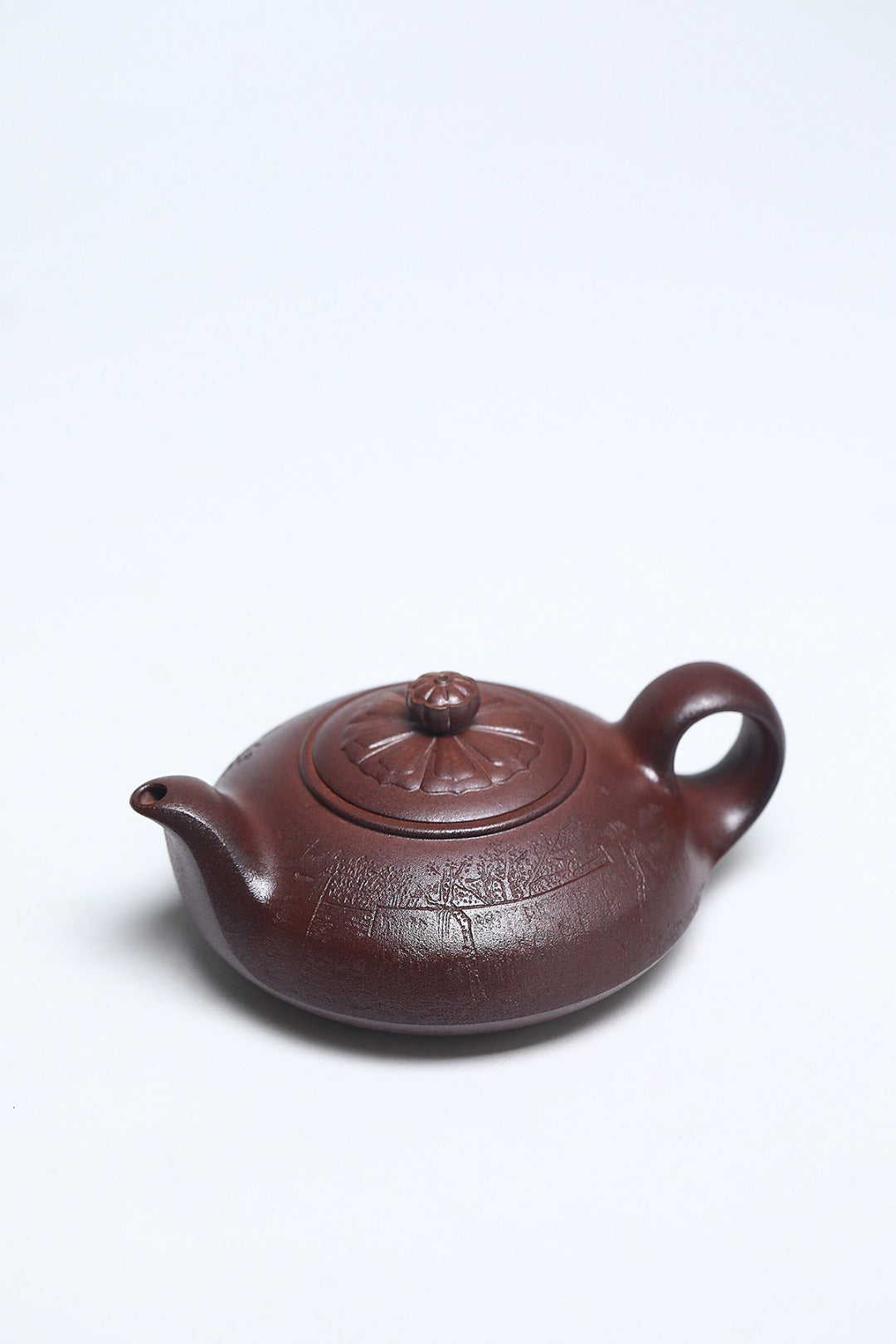 国大、省大重器推荐！！ 《水韵江南》 作者简介：李玮 中国陶瓷设计艺术大师 徐悲鸿吴冠中画院特聘研究员 作品简介：原矿古龙窑胭脂红柴烧，400cc