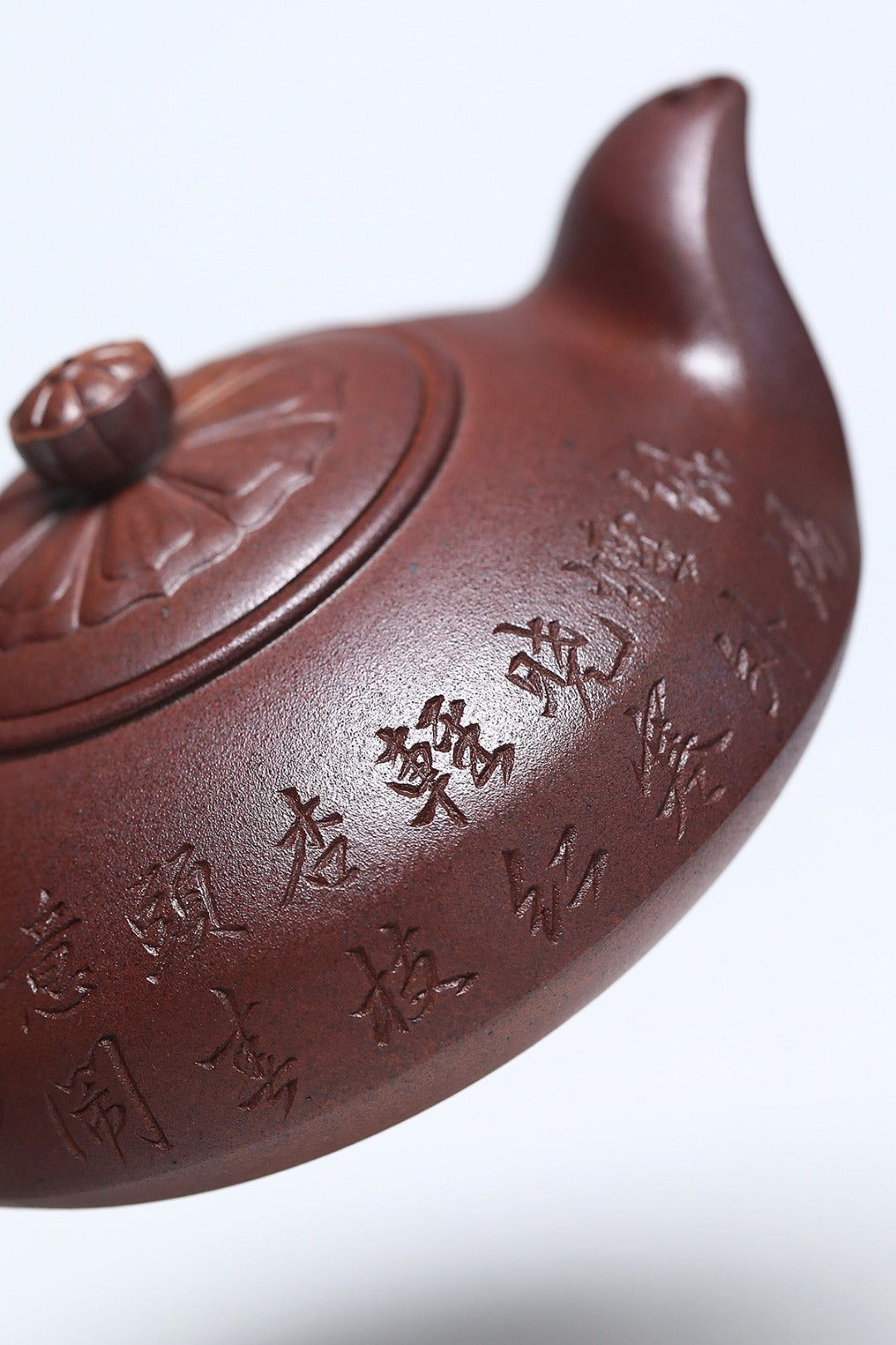国大、省大重器推荐！！ 《水韵江南》 作者简介：李玮 中国陶瓷设计艺术大师 徐悲鸿吴冠中画院特聘研究员 作品简介：原矿古龙窑胭脂红柴烧，400cc