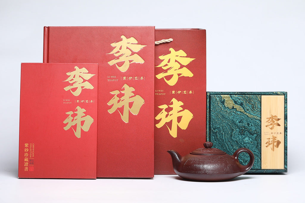 国大、省大重器推荐！！ 《水韵江南》 作者简介：李玮 中国陶瓷设计艺术大师 徐悲鸿吴冠中画院特聘研究员 作品简介：原矿古龙窑胭脂红柴烧，400cc
