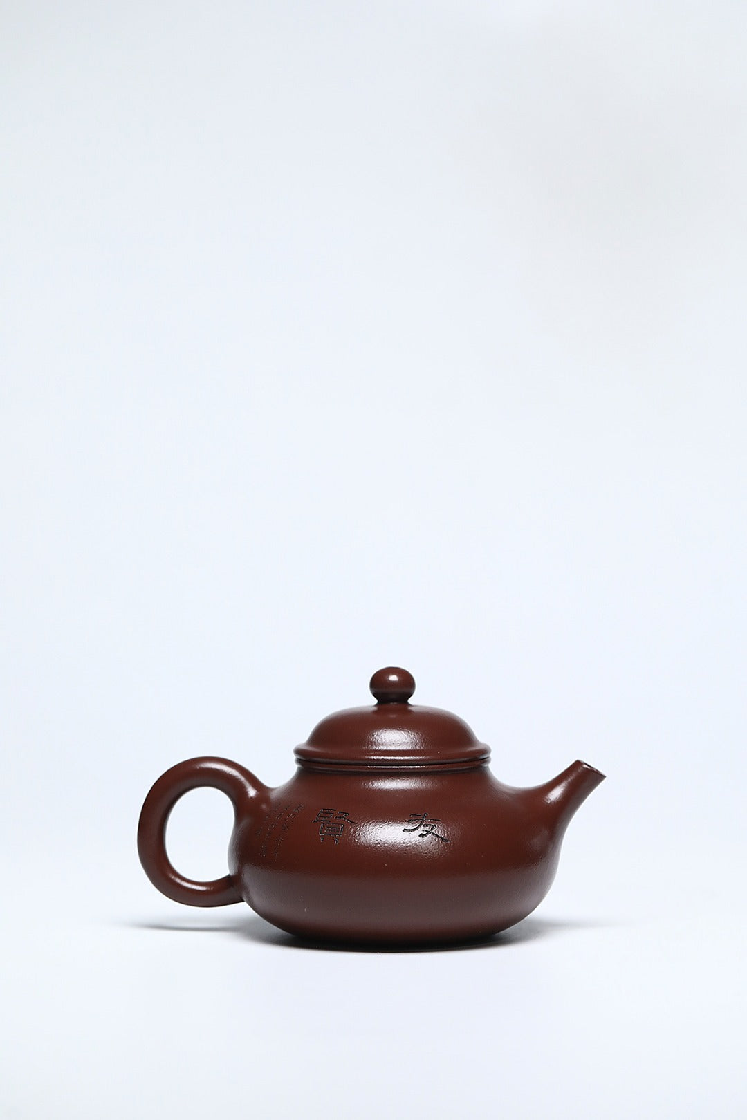 《容天》 作者简介：李玮 中国陶瓷设计艺术大师 江苏省陶瓷艺术大师 原矿家藏紫朱泥，280cc，菱形16孔出水