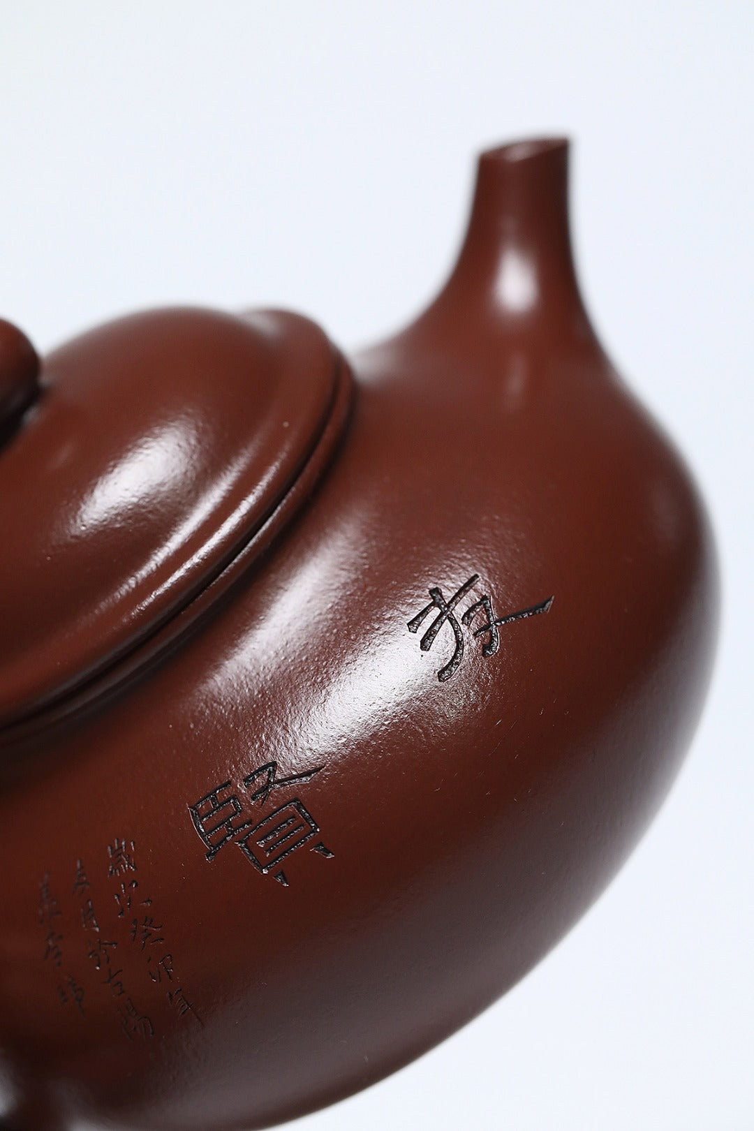 《容天》 作者简介：李玮 中国陶瓷设计艺术大师 江苏省陶瓷艺术大师 原矿家藏紫朱泥，280cc，菱形16孔出水