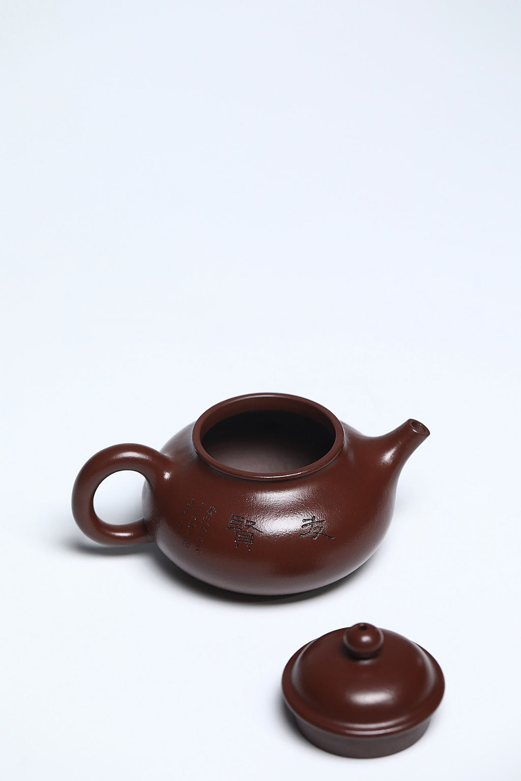 《容天》 作者简介：李玮 中国陶瓷设计艺术大师 江苏省陶瓷艺术大师 原矿家藏紫朱泥，280cc，菱形16孔出水