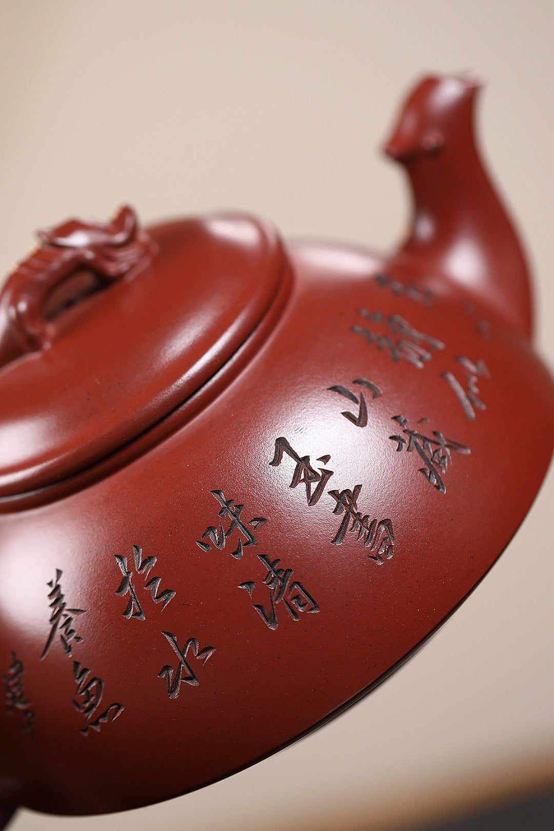 《紫气东来》 王敏（正高级工艺美术师）装饰：李玮（江苏省陶瓷艺术大师，正高）原矿94年三号坡龙血砂，540cc，菱形14孔出水