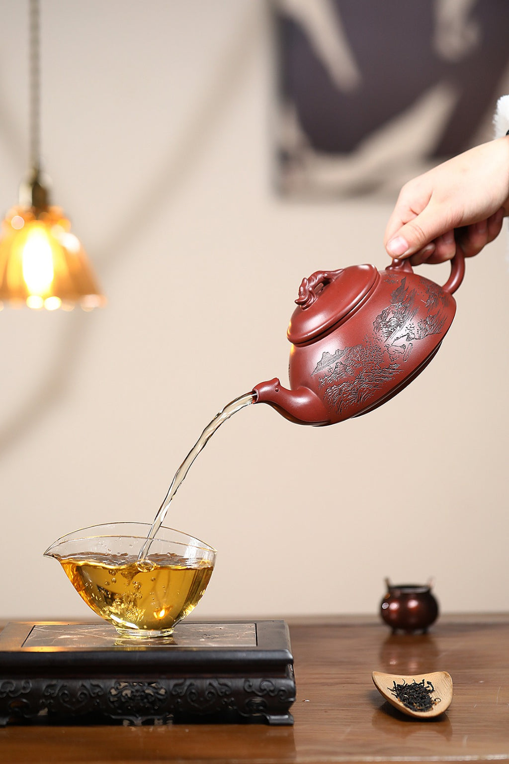 《紫气东来》 王敏（正高级工艺美术师）装饰：李玮（江苏省陶瓷艺术大师，正高）原矿94年三号坡龙血砂，540cc，菱形14孔出水