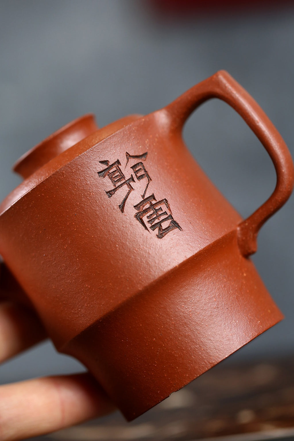 《停云》 国家级工艺美术师 鲍玉华 原矿降坡泥，150cc。 ~此壶壶身柱形，壶钮扁圆，矮而平，显得敦厚华美。卡盖设计，口盖齐整
