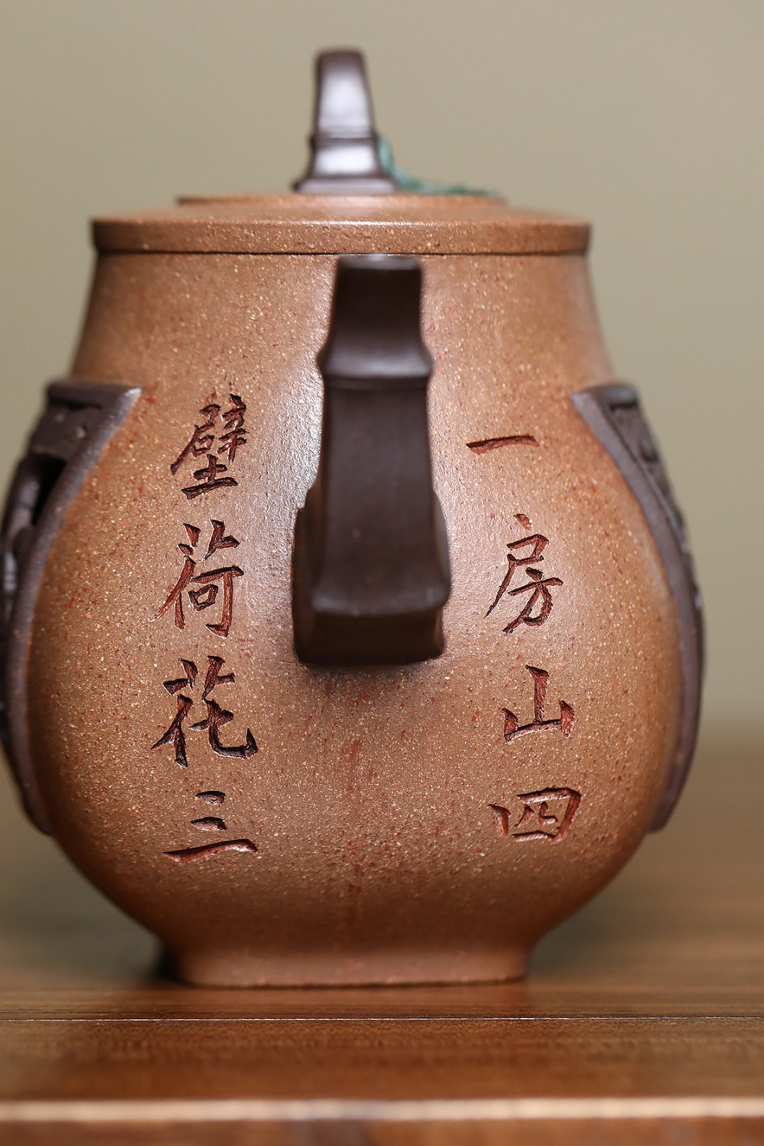 《君子之交》 徐孝奎 1935年生人，92岁紫砂元老，从业77年！ 原矿早期桃花泥，340cc。 ~此作品壶身混圆四方，方中寓圆