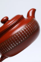 《百福百寿仿古》 作者简介：李玮 中国陶瓷设计艺术大师 江苏省陶瓷艺术大师 江苏省陶瓷艺术名人 正高级工艺美术师 作品简介：原矿宝山龙头矿区大红袍，420cc，菱形14孔出水