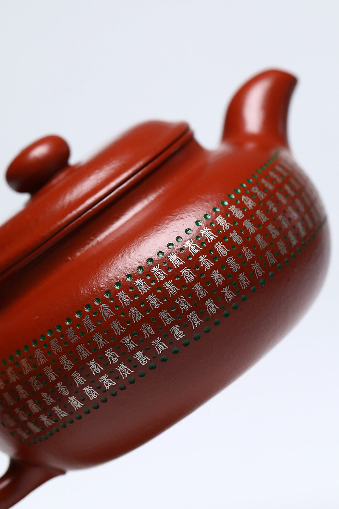 《百福百寿仿古》 作者简介：李玮 中国陶瓷设计艺术大师 江苏省陶瓷艺术大师 江苏省陶瓷艺术名人 正高级工艺美术师 作品简介：原矿宝山龙头矿区大红袍，420cc，菱形14孔出水