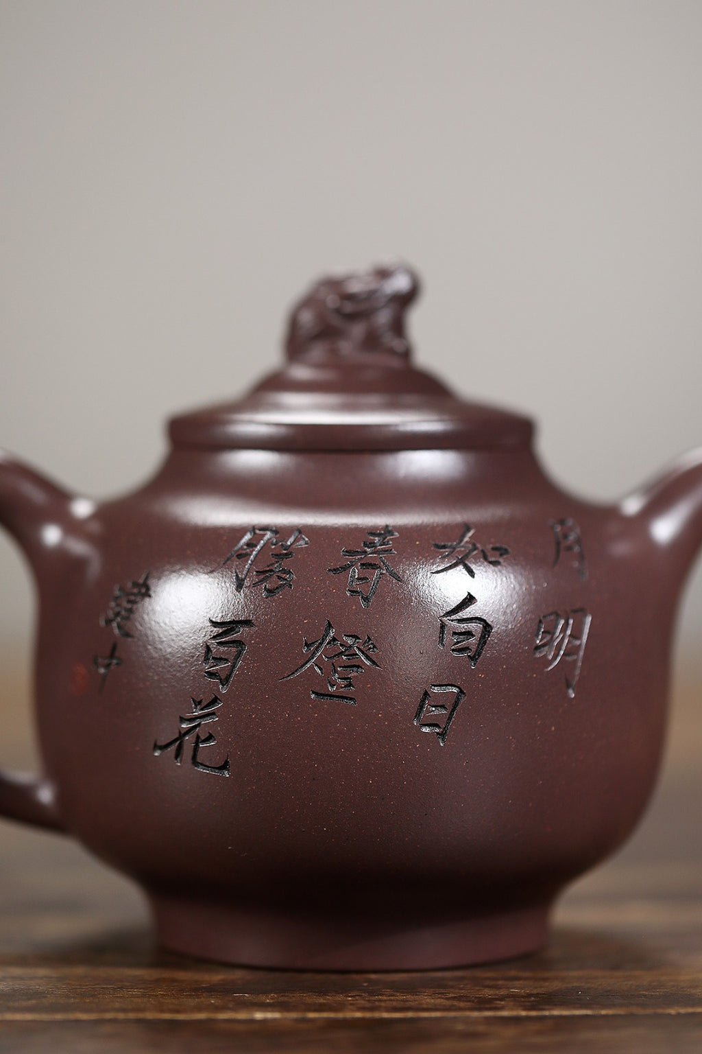 《云肩玉兔》 王敏 正高级工艺美术师 装饰：李玮江苏省陶瓷艺术大师，正高 高建中（正高级乡村振兴技艺师） 作品简介：原矿90年研究所天青泥，400cc