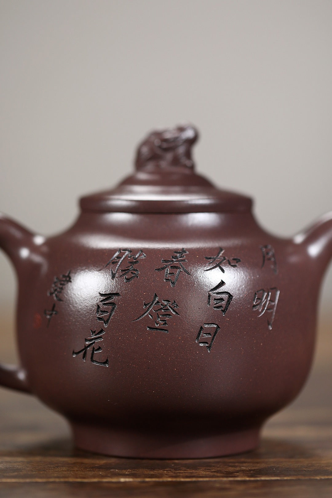 《云肩玉兔》 王敏 正高级工艺美术师 装饰：李玮江苏省陶瓷艺术大师，正高 高建中（正高级乡村振兴技艺师） 作品简介：原矿90年研究所天青泥，400cc