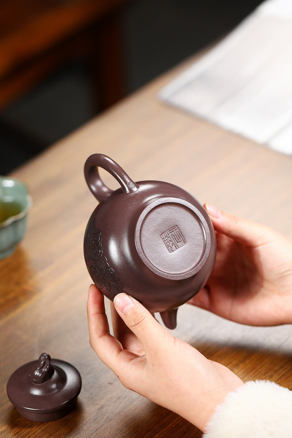 《云肩玉兔》 王敏 正高级工艺美术师 装饰：李玮江苏省陶瓷艺术大师，正高 高建中（正高级乡村振兴技艺师） 作品简介：原矿90年研究所天青泥，400cc