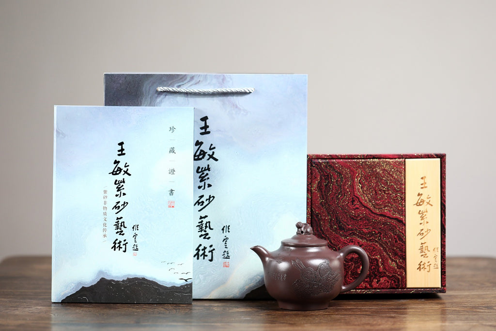《云肩玉兔》 王敏 正高级工艺美术师 装饰：李玮江苏省陶瓷艺术大师，正高 高建中（正高级乡村振兴技艺师） 作品简介：原矿90年研究所天青泥，400cc