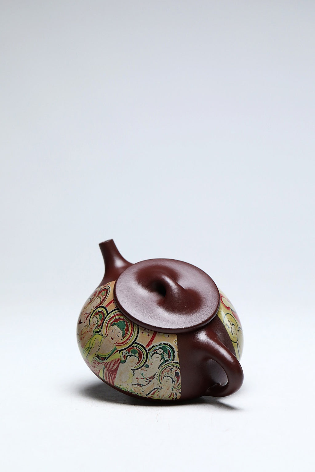 《石瓢·佛陀说法》 作者简介：李玮 中国陶瓷设计艺术大师 正高级工艺美术师 作品简介：原矿家藏紫御砂，370cc，菱形14孔出水